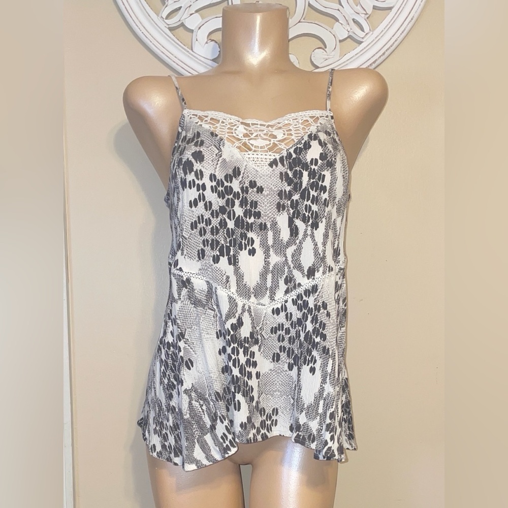 Express women’s medium 8 10 top blouse cami cream grey black macrame peplum